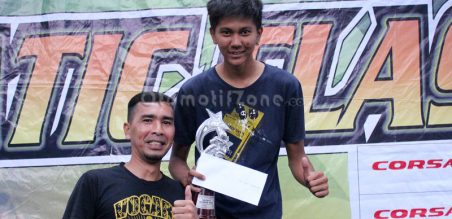 Pemberian penghargaan dari Dandy Elvandi (perwakilan JMM Motorsport) kepada tim Rise Motor Kranggan BBS