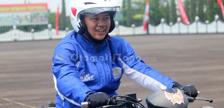 Tangan harus full mengepal di handgrip menggunakan 4 jari