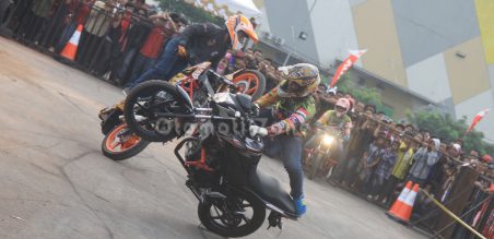 ketangguhan Honda CB150R StreetFire lewat aksi freestyle dari Honda Stunt Rider