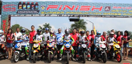 Para pembalap pemula foto bersama Sumber Production dan Mavic Oil