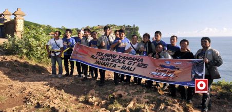 Tim Tour de Soul foto bersama dengan background Uluwatu