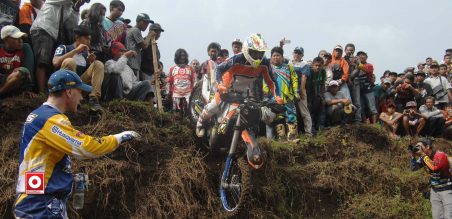 Peserta praktik teknik setelah mendapat coaching clinic dari jarfis