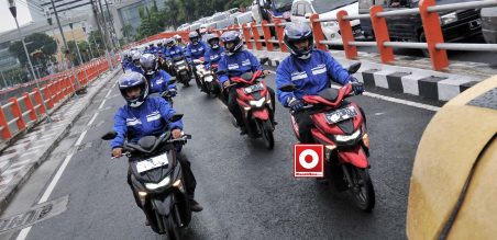 Tim Yamaha Tour de Soul Jakarta-Bali saat melintas jalanan Surabaya yang macet