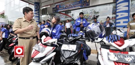 Agung Mundi, GM Sales & Manager STSJ(kiri) berbincang dengan salah satu rider cewek di diler Yamaha Dupak Surabaya