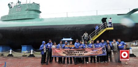 Tim foto bersama di Monumen kapal Selam(Monkasel) Surabaya