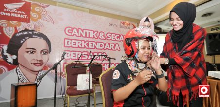 Lady Bikers mendapatkan tutorial memakai helm dengan tetap berhijab dari Hijaber Surabaya
