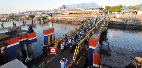 Tim Tour de Soul memasuki kapal untuk menyeberang dari pelabuhan Ketapang ,Banyuwangi ke pelabuhan Gilimanuk, Bali