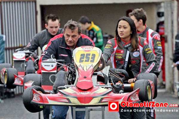 Kezia bersama mekanik jelang race