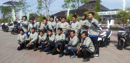 Tim Tour de Soul foto bersama di depan masjid Demak