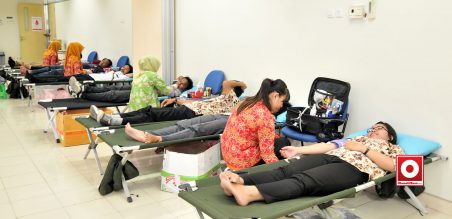 Karyawan MPM dan warga sekitar mendonorkan darahnya untuk disumbangkan ke PMI
