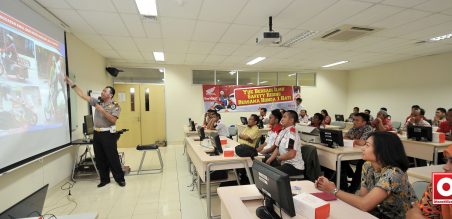 Peserta mendapatkan materi safety riding dari Polda jatim