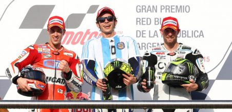 Rossi mengenakan seragam tim nasional Argentina, jersey Diego Maradona di Puncak Podium