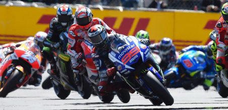 Selepas Start Lorenzo langsung melesat meninggalkan lawan-lawannya hingga menyentuh garis finish pertama kali