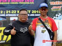 Den Dino (jersey Hitam) manjakan pembalap Grasstrack