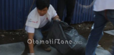 bersih-bersih sampah dilakukan di kawasan Car Free Day di Jl Merdeka 
