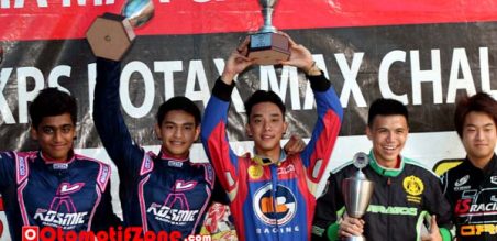 angkat tinggi trophy kemenangan