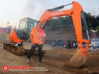 pose dengan alat beratnya