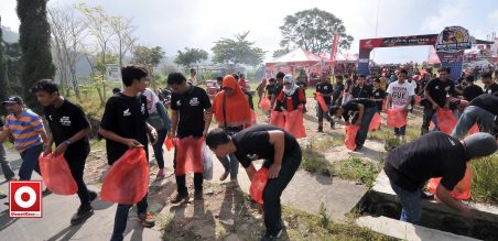 Pemungutan sampah oleh CBR Community Indonesia dari lapangan Sarangan sampai Telaga Sarangan
