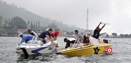 Penebaran 3000 bibit ikan Nila oleh perwakilan MPM, kepala Desa Sarangan,  kepala DInas Pariwisata Magetan, dan perwakilan Club di Telaga Sarangan
