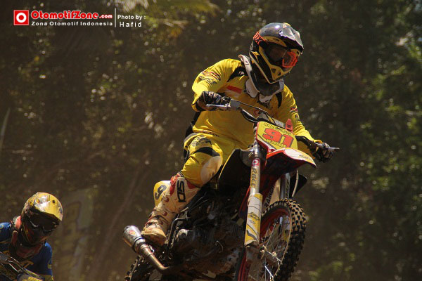Wibowo gosong di kelas junior grasstrack Indonesia
