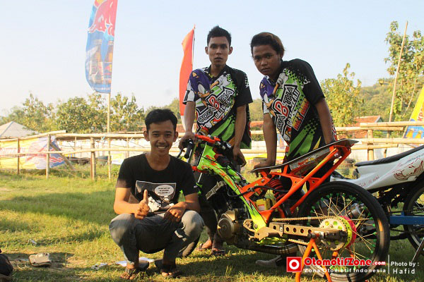 Dita Ndoyong bersama team Putra beta Misterius Purworejo. jJauh-jauh mengikuti Fun Race Drag Bike GDS Sirkuit untuk mengasal skill.