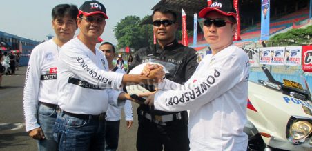 Serah terima helm TDR secara simbolis diberikan oleh Teddy Hartono selaku Chief Executive Officer TDR Industries Centre kepada Kabid Diknas Kakorlantas Polri, Drs. Mudjiono Durahman