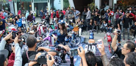 Lomva foto bareng Honda Ladies