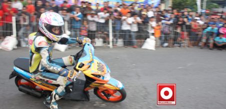 Aksi diana di lintasan