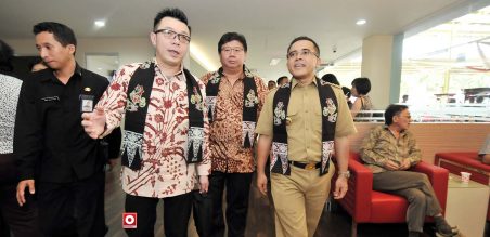 Wendy Miharja, GM HSC (kiri) bersama Rudy Surjanto, Direktur HSC, menemani Bupati Banyuwangi, H. Abdullah Azwar Anas meninjau showroom Honda Istana Banyuwangi