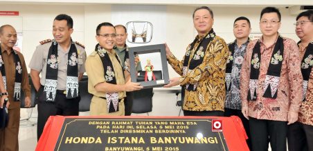 Bupati Banyuwangi  H.Abdullah Azwar Anas memberikan cinderamatakhas Banyuwangi kepada Presiden Director HPM Tomoki Uchida