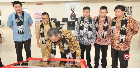Penanda tanganan Prasasti oleh Presiden Direktur HPM, Tomoki Uchida 