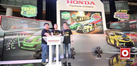 (ki-ka) Rudi Surjanto (Director HSC), Wendy Miharja(GM HSC), beserta Ang Hoey Tiong(Presdir HSC) menekan tombol pertanda dibukanya Honda Jazz Tuning Contest 2015