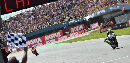 Rossi finish pertama diikuti Marc