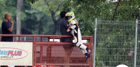 Yongliek Santoso mengangkat Rava setelah crash di tikungan pertama