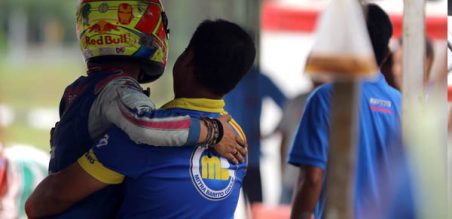 mendapat pelukan Sudin sang mekanik