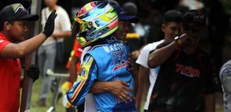 mendapat pelukan team