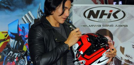Vino bubuhi tandatangan di helm varian baru GM