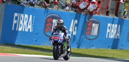 Jorge Lorenzo finish pertama di Catalunya