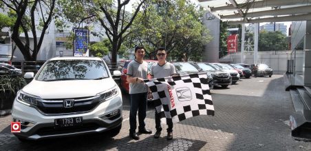 (ki-ka) Ang Hoey Tiong, Presdir HSC, dan Wendy Miharja, Marketing & After Sales Service Director HSC melepas rombongan awak media dari Honda Surabaya Center