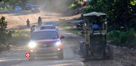 Melibas jalan Makadam dan berdebu