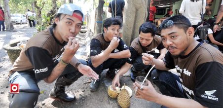 Beristirahat sejenak sembari makan siang dan pesta durian di Warung Lincak, Alas Purwo