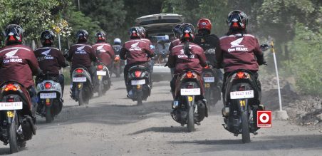 Smart riders saat melewati jakanan tanah berlubang