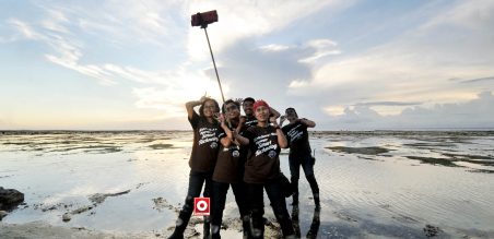 sesampai di pantai Plengkung, para smart riders terpukau dengan keindahan pantai Plengkung dan berselfie mengabadikan moment