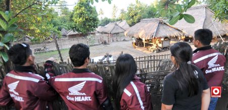 Smart Riders melihat  rumah tradisional di dusun Bayan