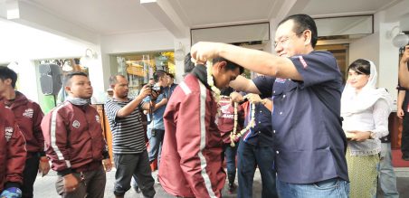 Presdir MPM, Suwito mengalungkan bunga selamat datan kepada rombongan Honda smart Adventure