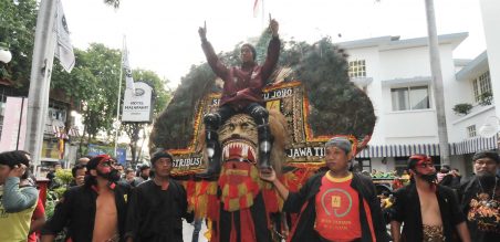 Setelah finish di Hotel Majapaht Surabaya, rombongan smart riders langsung disambut Reog Ponorogo 
