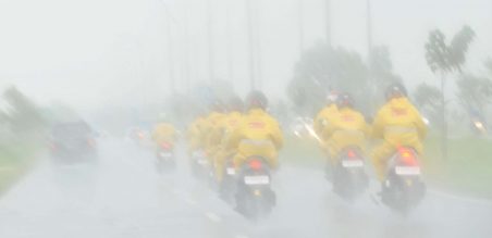 Hujan deras tidak menyurutkan semangat smart riders untuk menyelesaikan etape