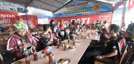 Smart Riders menyantap kuliner Bebek Sinjay dihibur musik Madura