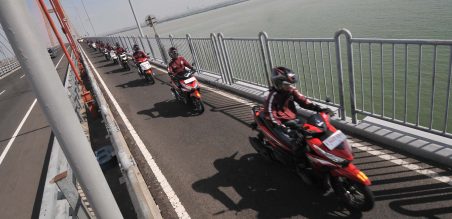 Rombongan Honda Smart Adventure melintas Jembatan Suramadu menaklukkan Pulau kedua, Madura