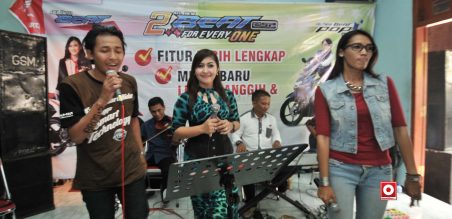 Smart Rider bernyanyi diiringi electone dan penyanyi dangdut untuk mencairkan suasana sembari menyantap makan siang